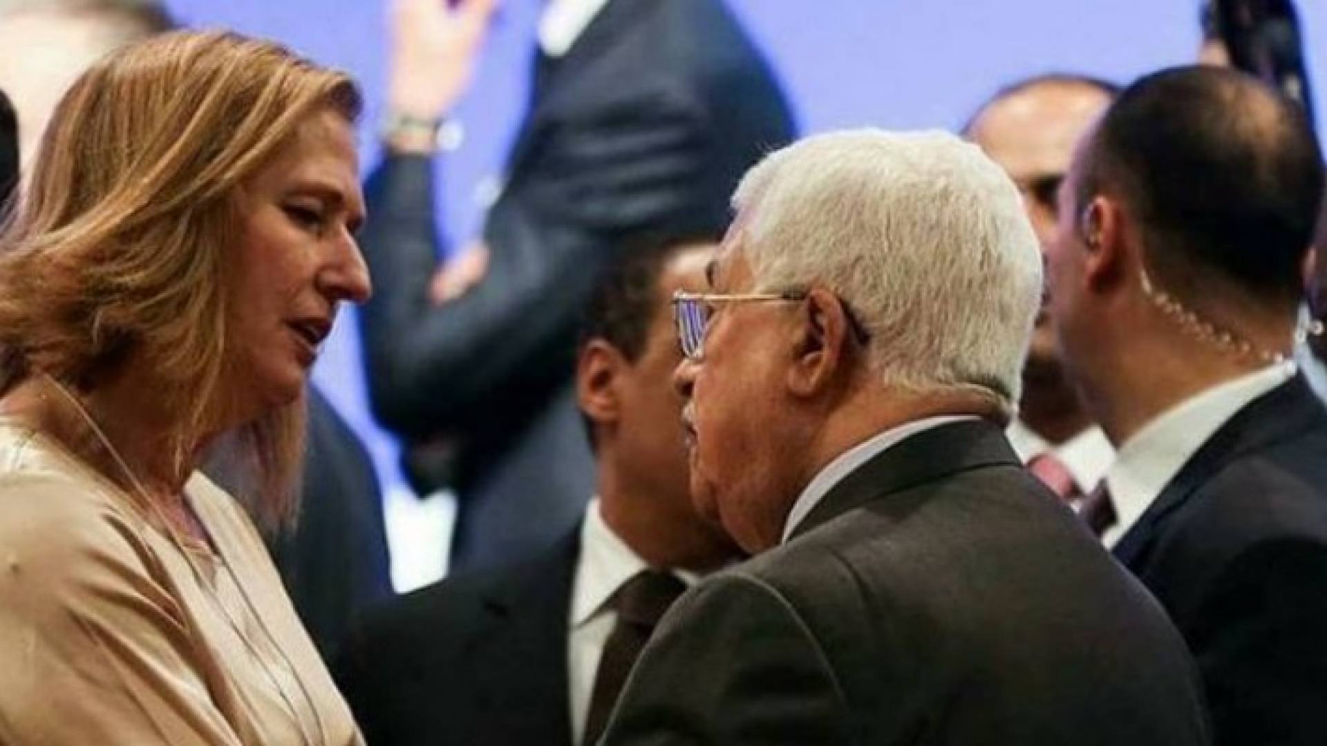 عباس يلتقي ليفني ويدعو نتنياهو للقائه
