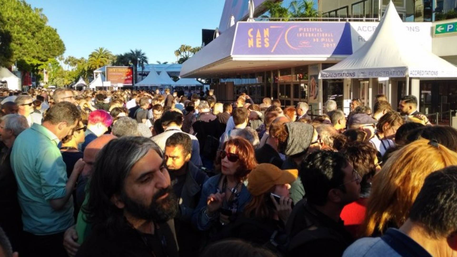 الحضور تدافعوا للخروج من القاعة بعد العثور على جسم غريب