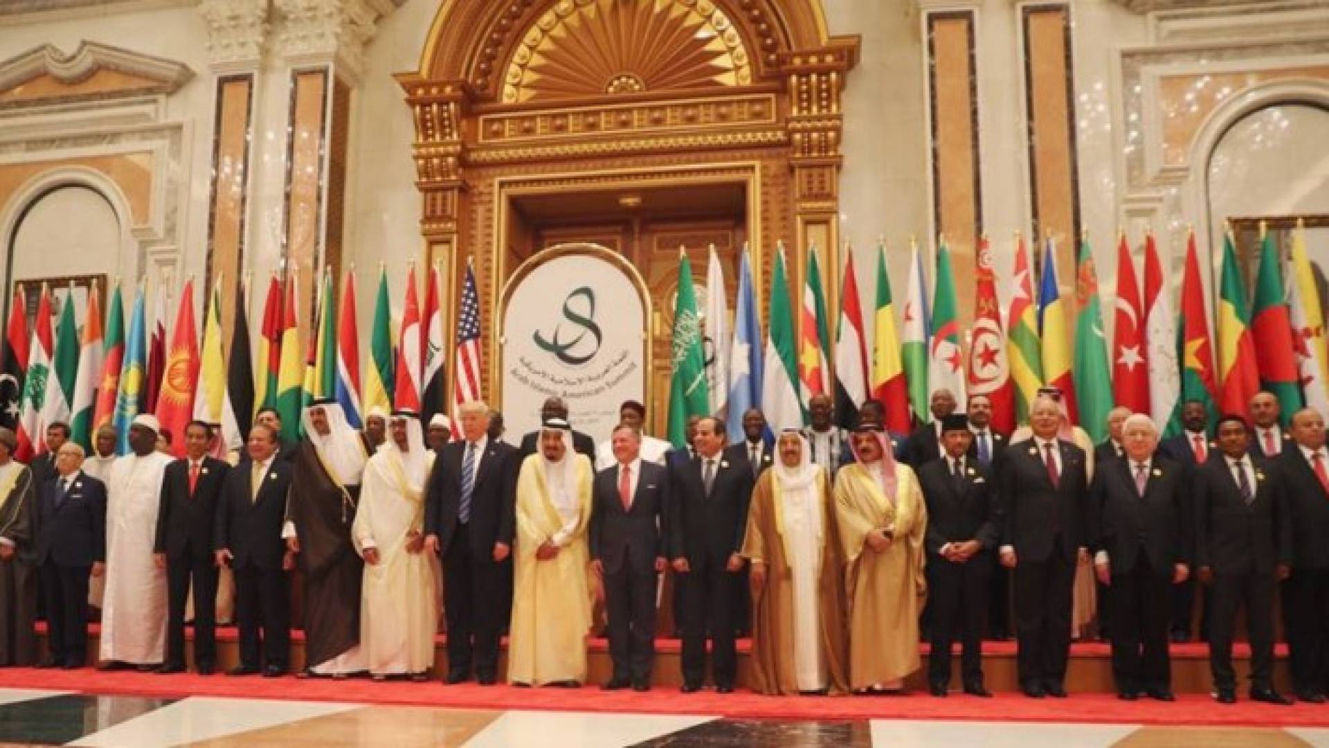 صورة تذكارية للقادة المشاركين في القمة الإسلامية الأمريكية