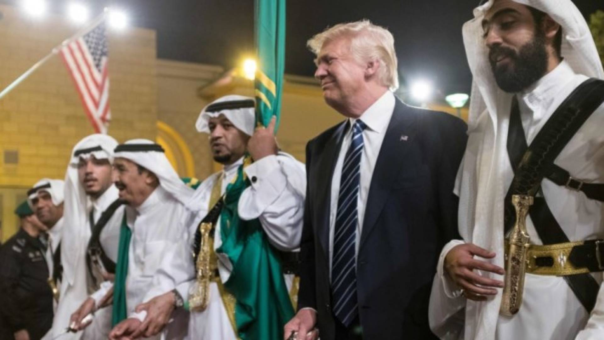 اثناء استقبال الرئيس الامريكي دونالد ترمب في السعودية