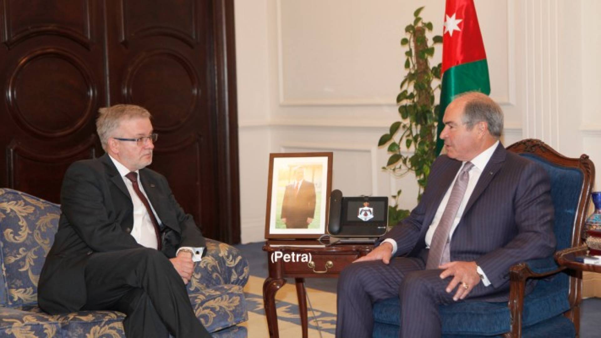 الملقي يلتقي وفد مجموعة أصدقاء الأردن في البرلمان الأوروبي