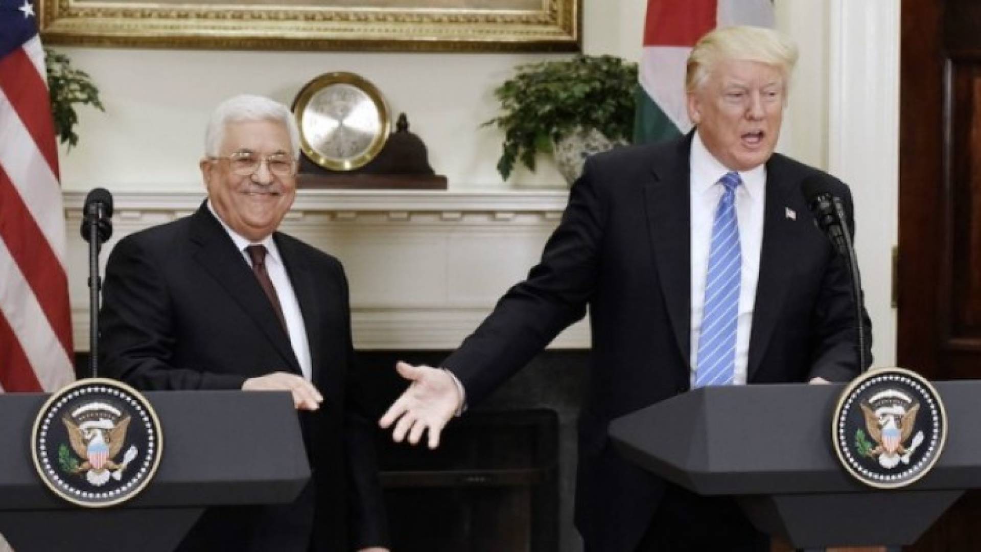 الرئيس الامريكي خلال استقباله الرئيس الفلسطيني في البيت الابيض