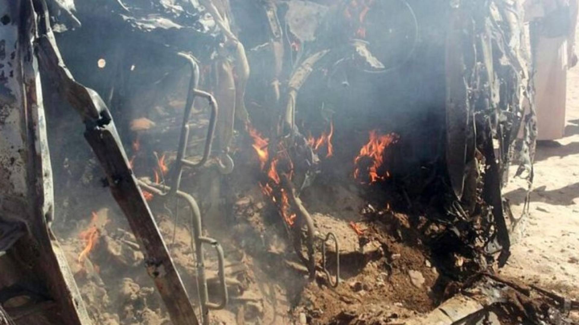 سيارة متفحمة للقاعدة بعد استهدافها من طائرة بلا طيار