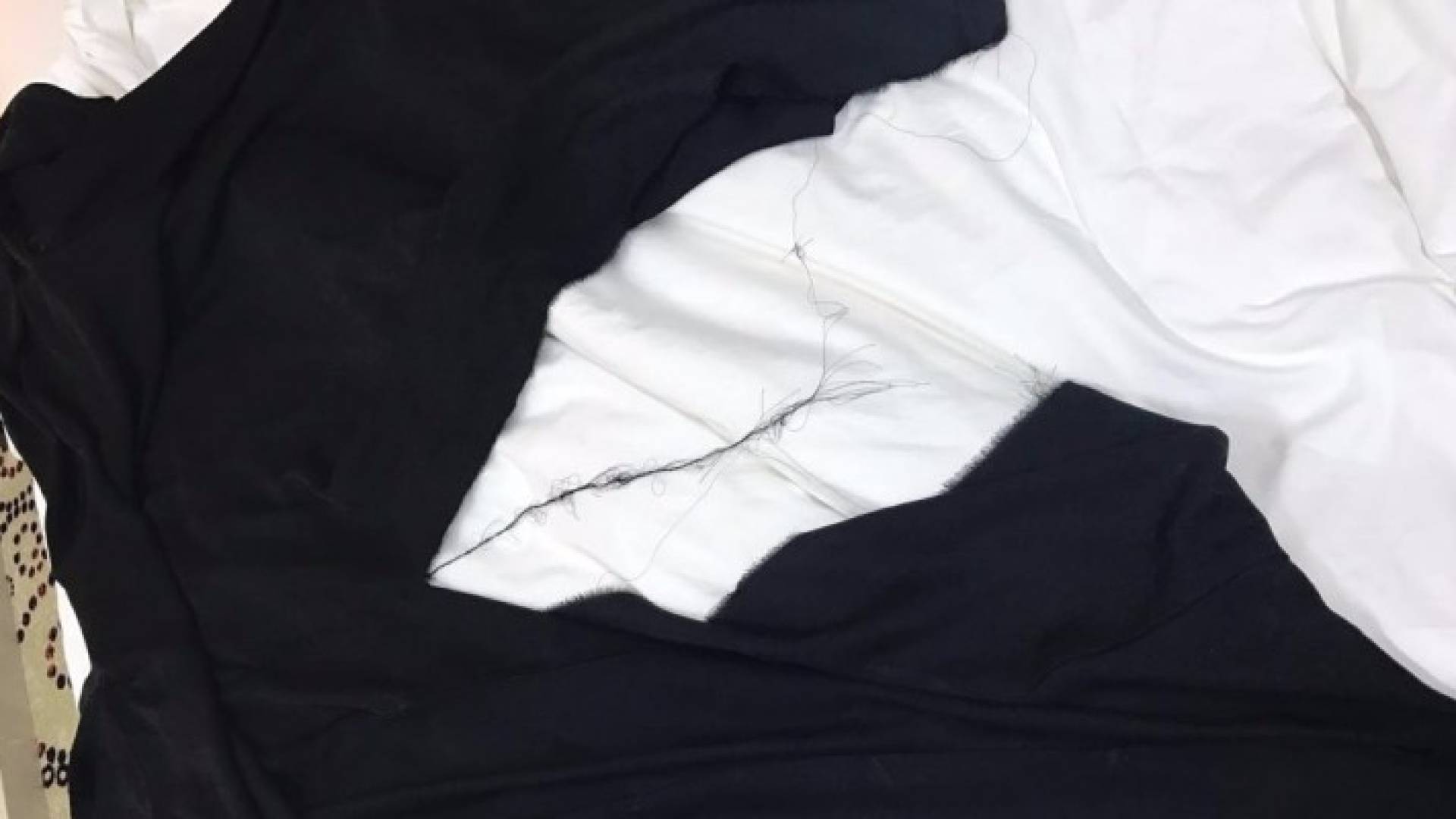 احدى العباءات التي مزقتها المعلمة