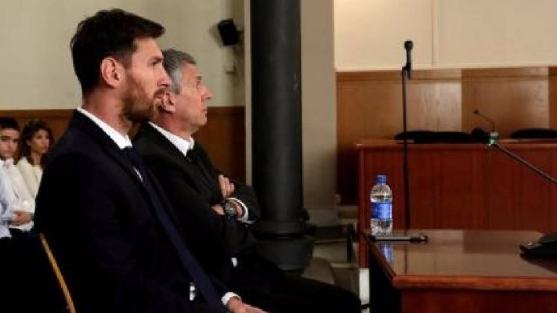 وفقا للقانون الإسباني يمكن إيقاف تنفيذ عقوبة السجن أقل من عامين