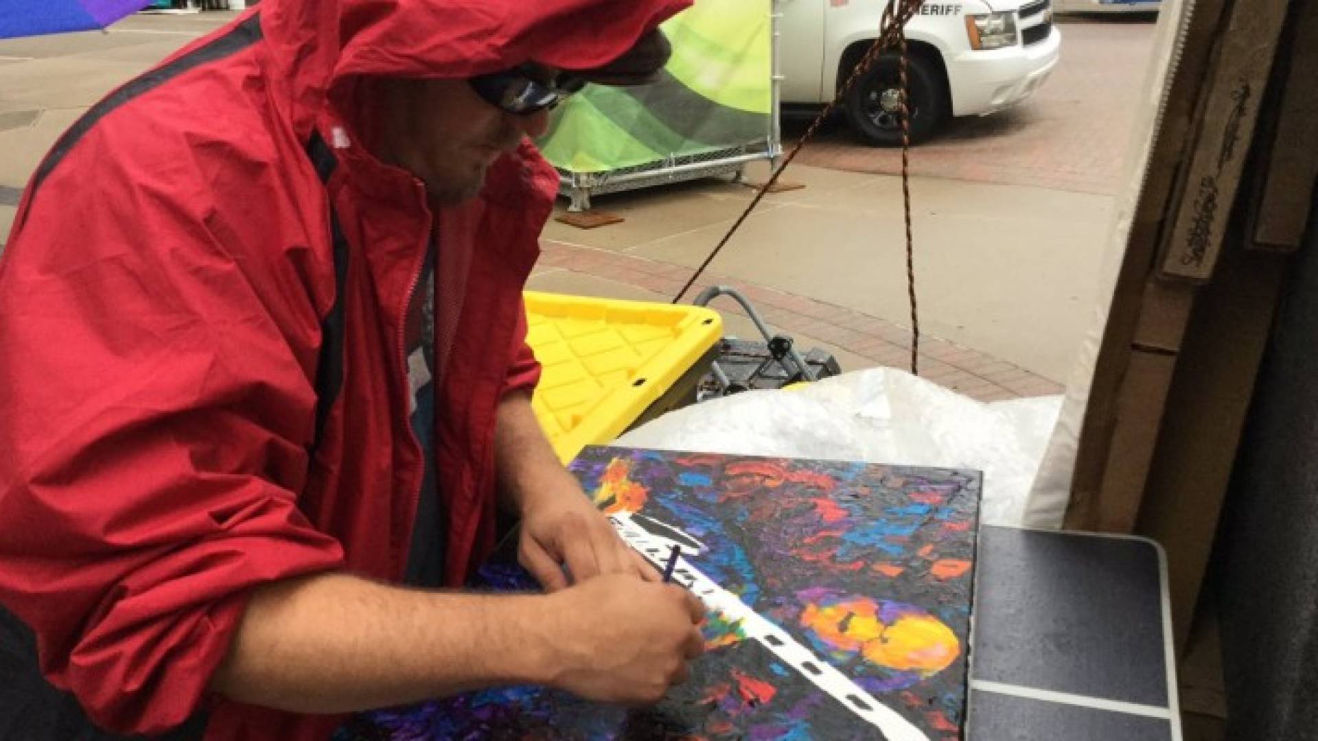 الرسام له صفحات باسمه على مواقع التواصل الاجتماعي يعرض من خلالها إبداعاته