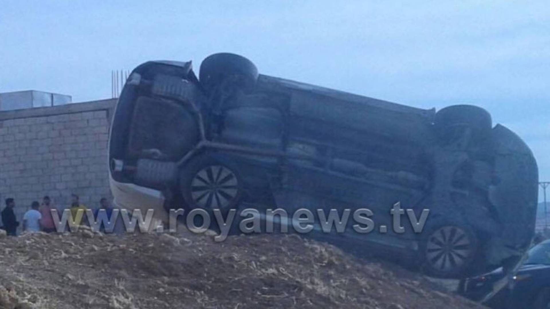 .إصابة شخصين بحادث تدهور الى انقلاب السيارة