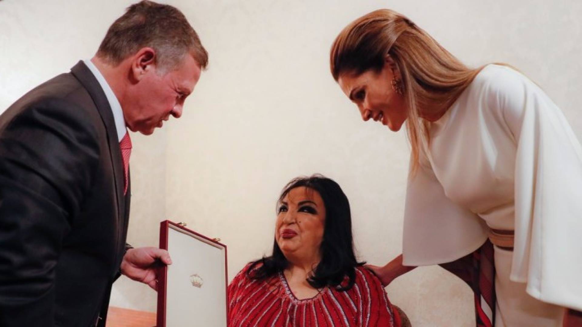  الملك ينعم على الفنانة سميرة توفيق بوسام التميز من الدرجة الأولى