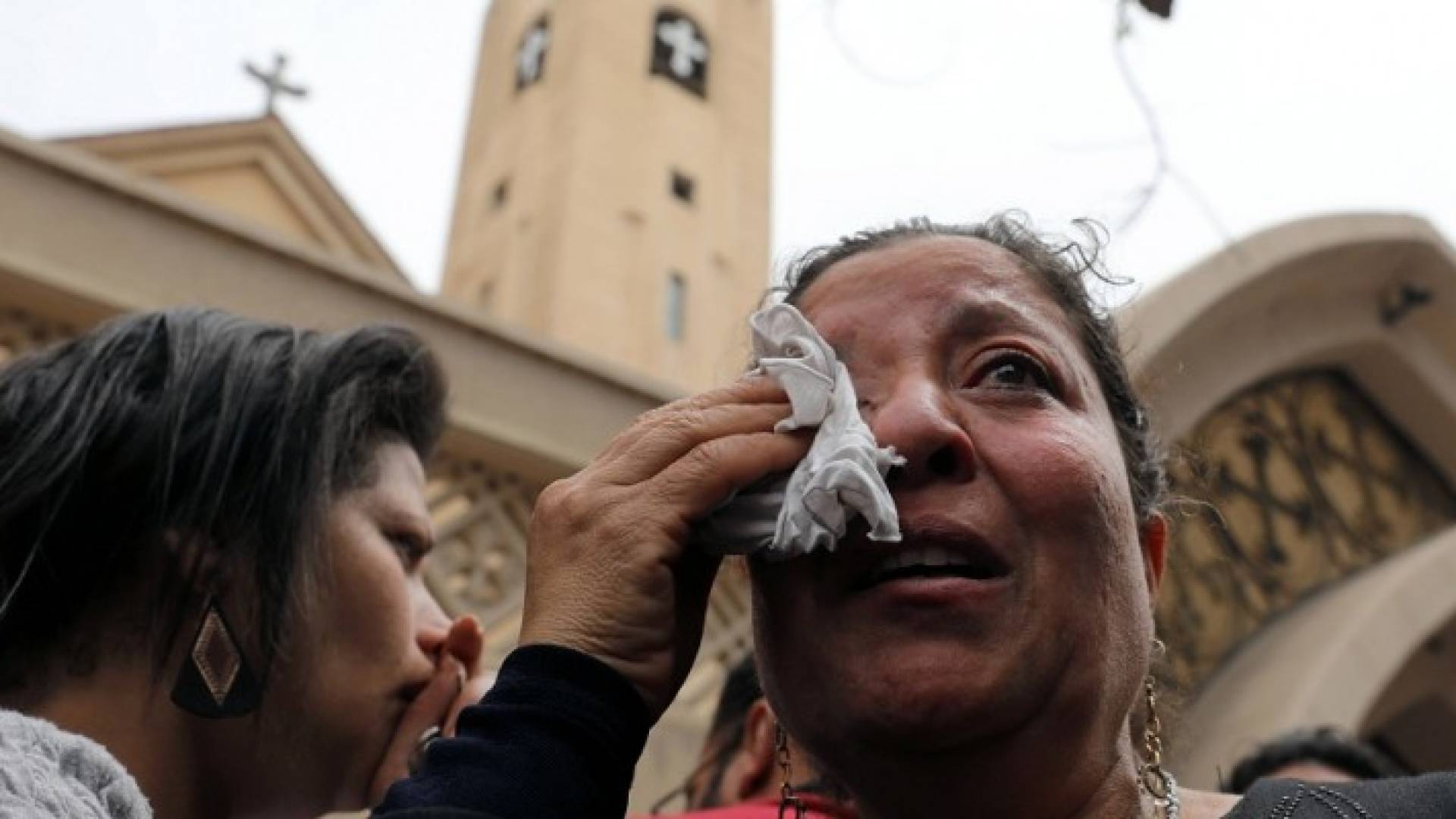 سيدة تبكي بعد تفجير استهدف كنيسة للأقباط في اسكندرية