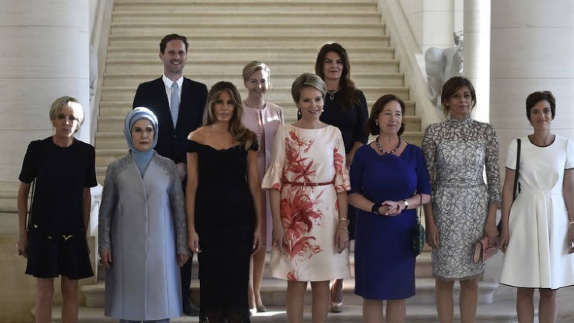 ما قصة الرجل الذي ظهر في صورة زوجات زعماء الناتو؟!