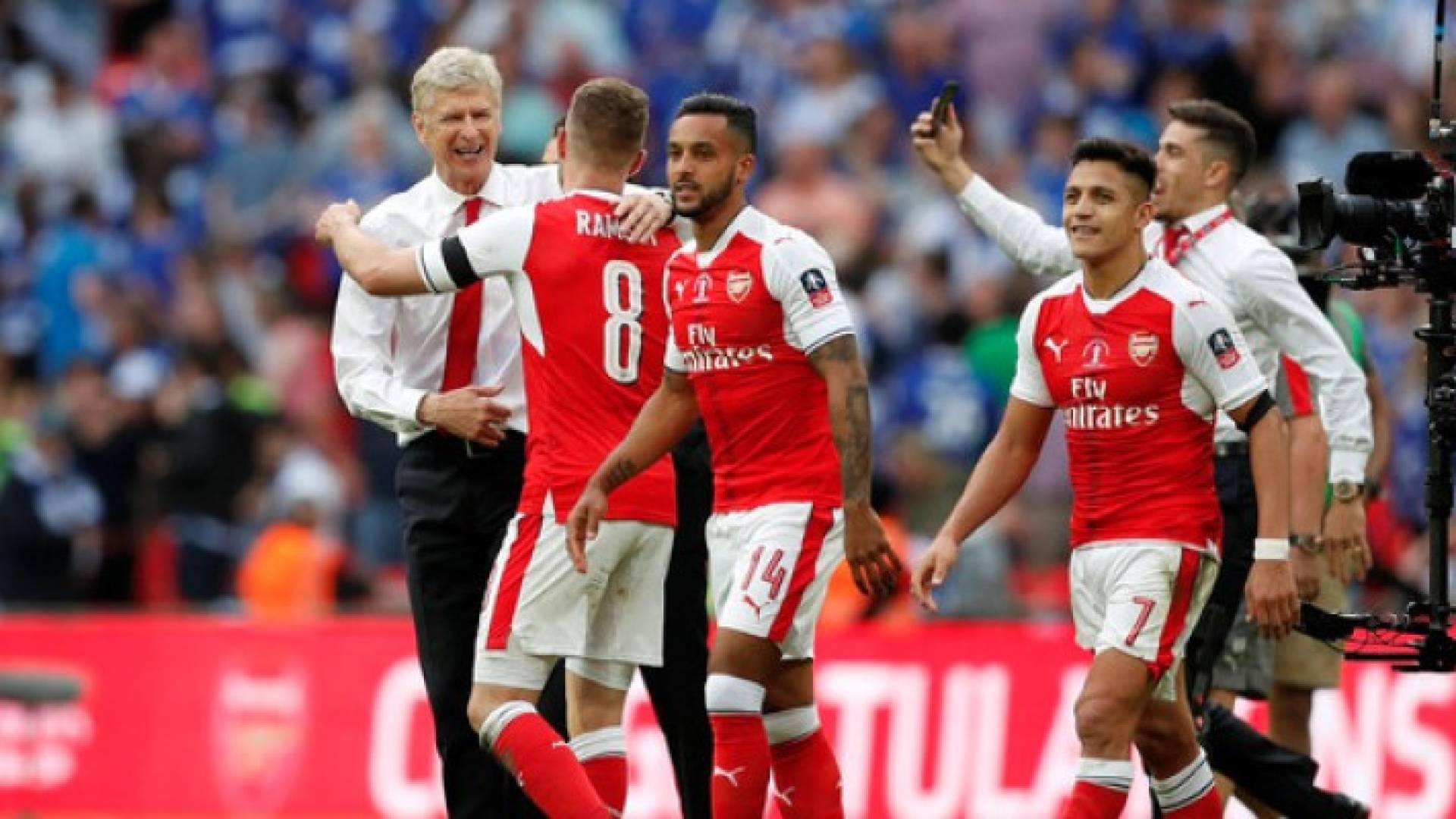 فينغر مع لاعبيه عقب نهاية المباراة