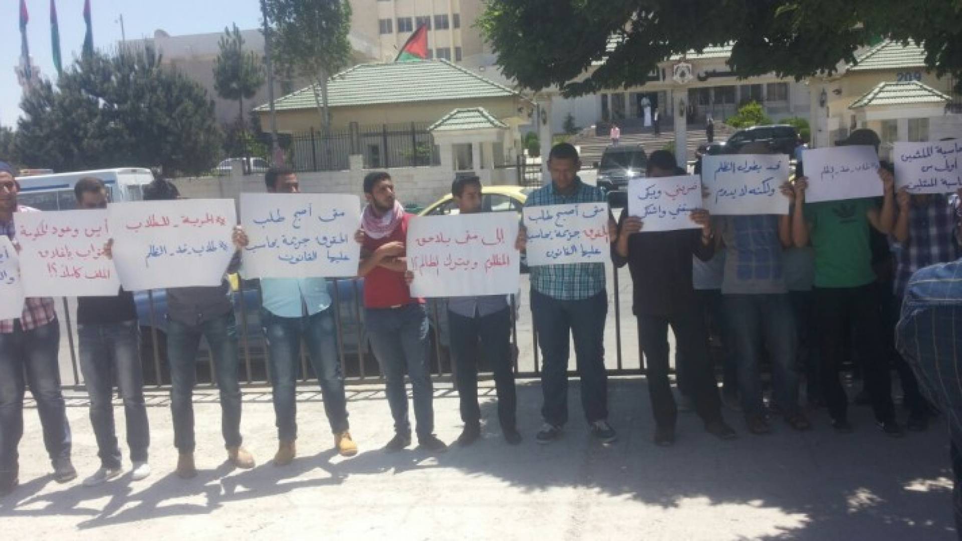 طلبة كلية "البوليتكنيك" يعتصمون أمام مجلس النواب