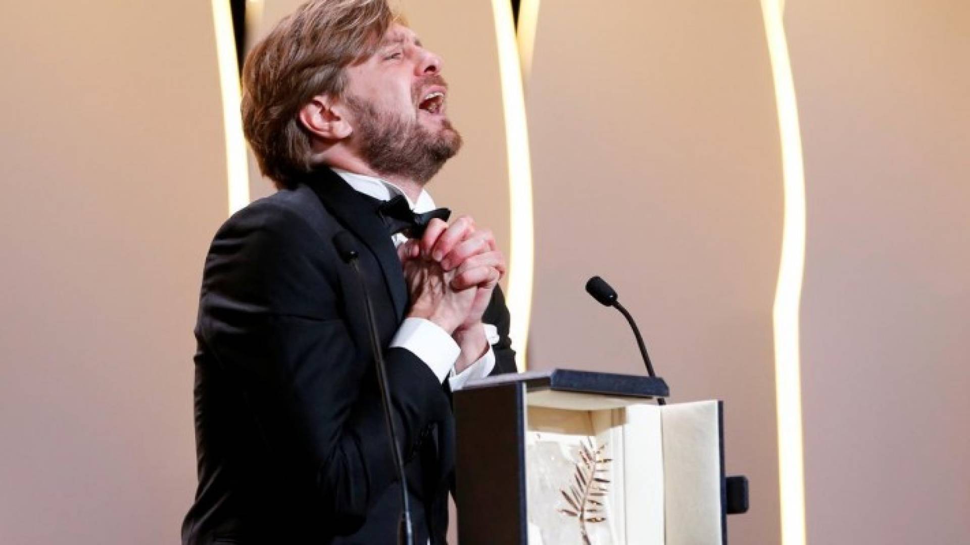 المخرج السويدي روبين أوستلاند عقب استلامه السعفة الذهبية