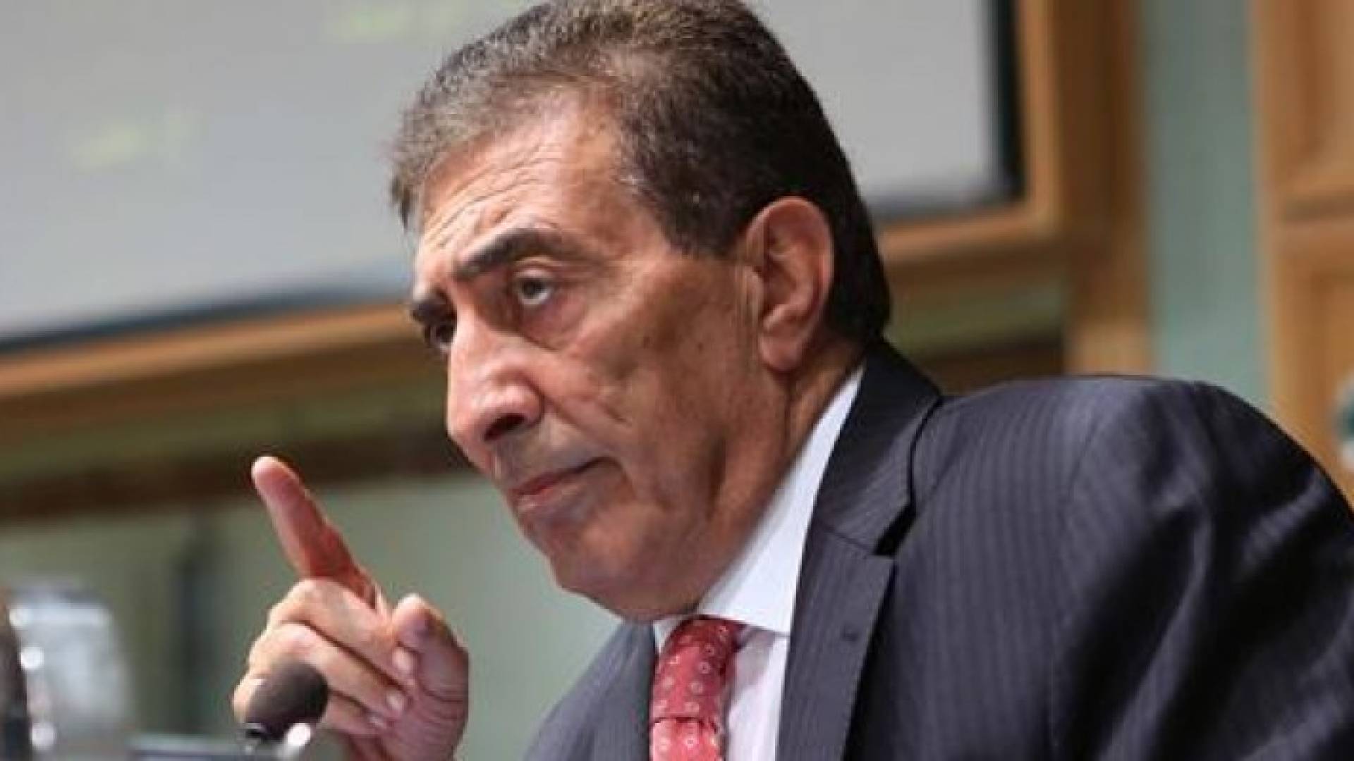 الطراونة يدعو الحكومة لإعادة النظر بالسياسة الاقتصادية