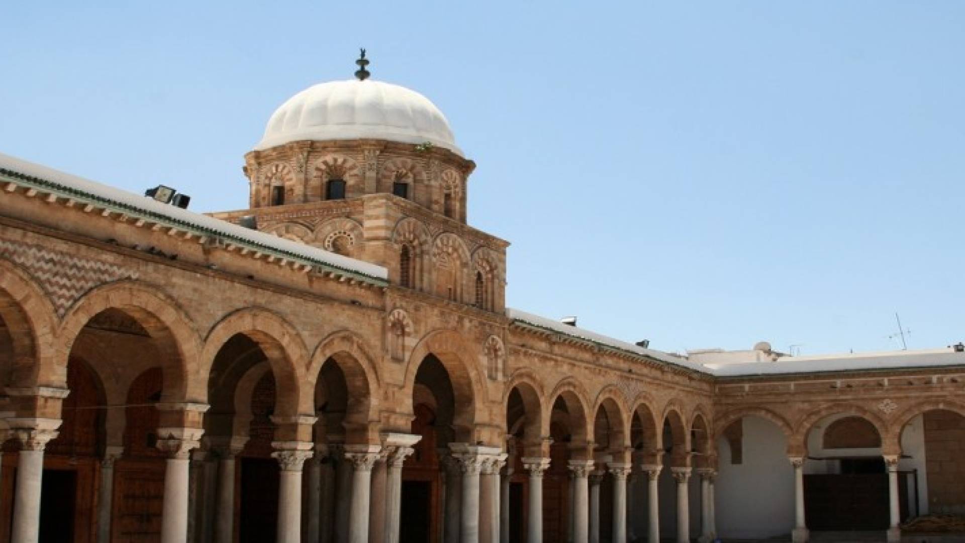 تونس تمنع الاعتكاف والتهجد في المساجد دون ترخيص!