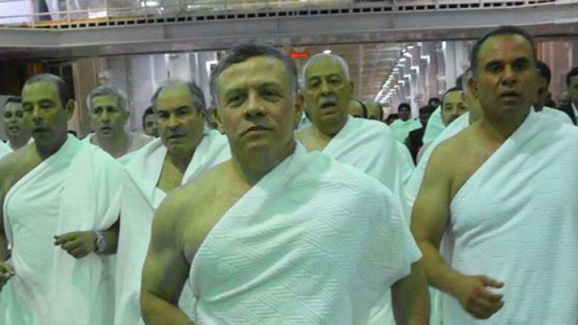 جلالة الملك عبدالله الثاني يؤدي مناسك العمرة