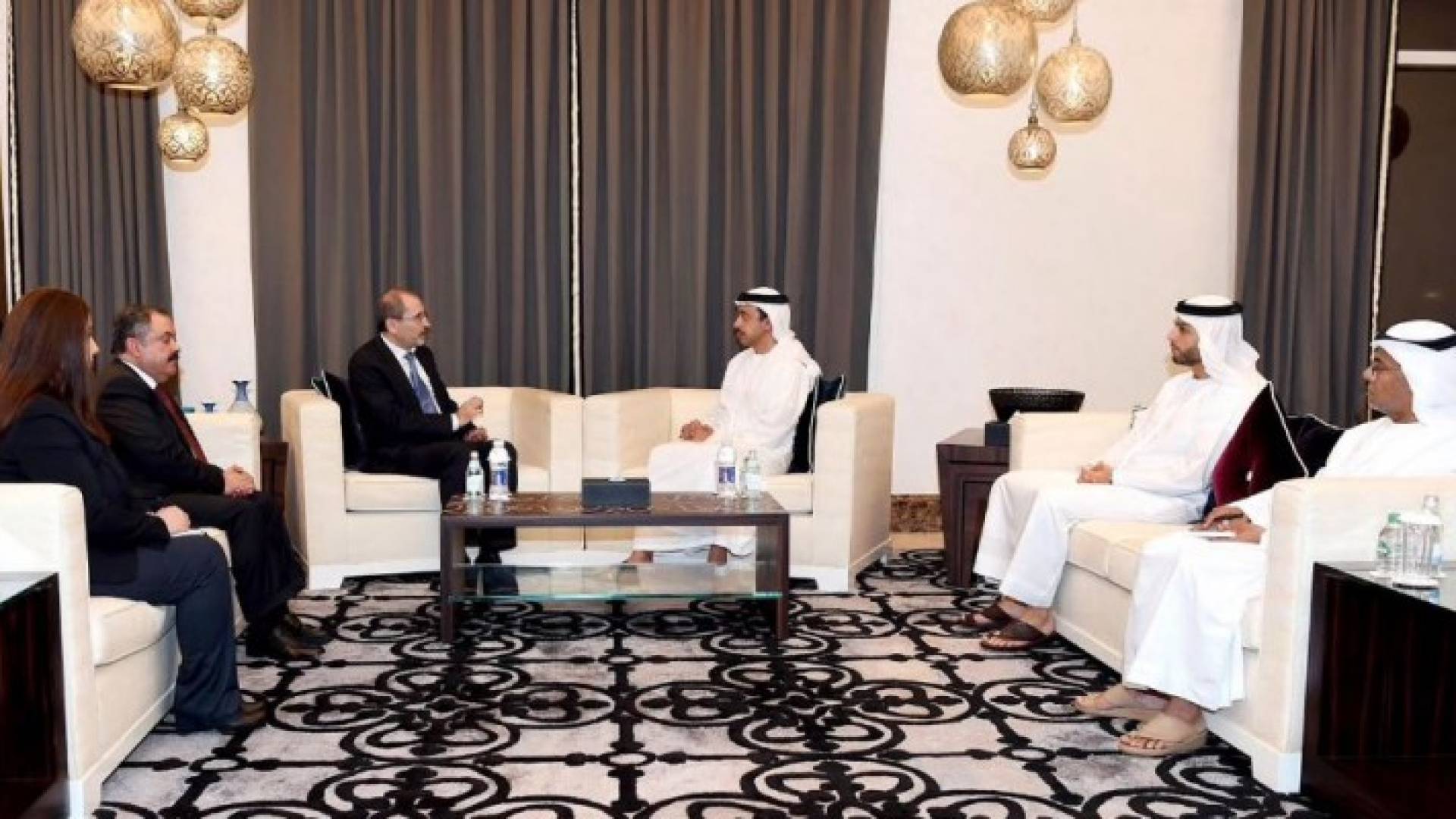 الصفدي يبحث مع عبدالله بن زايد التعاون الثنائي