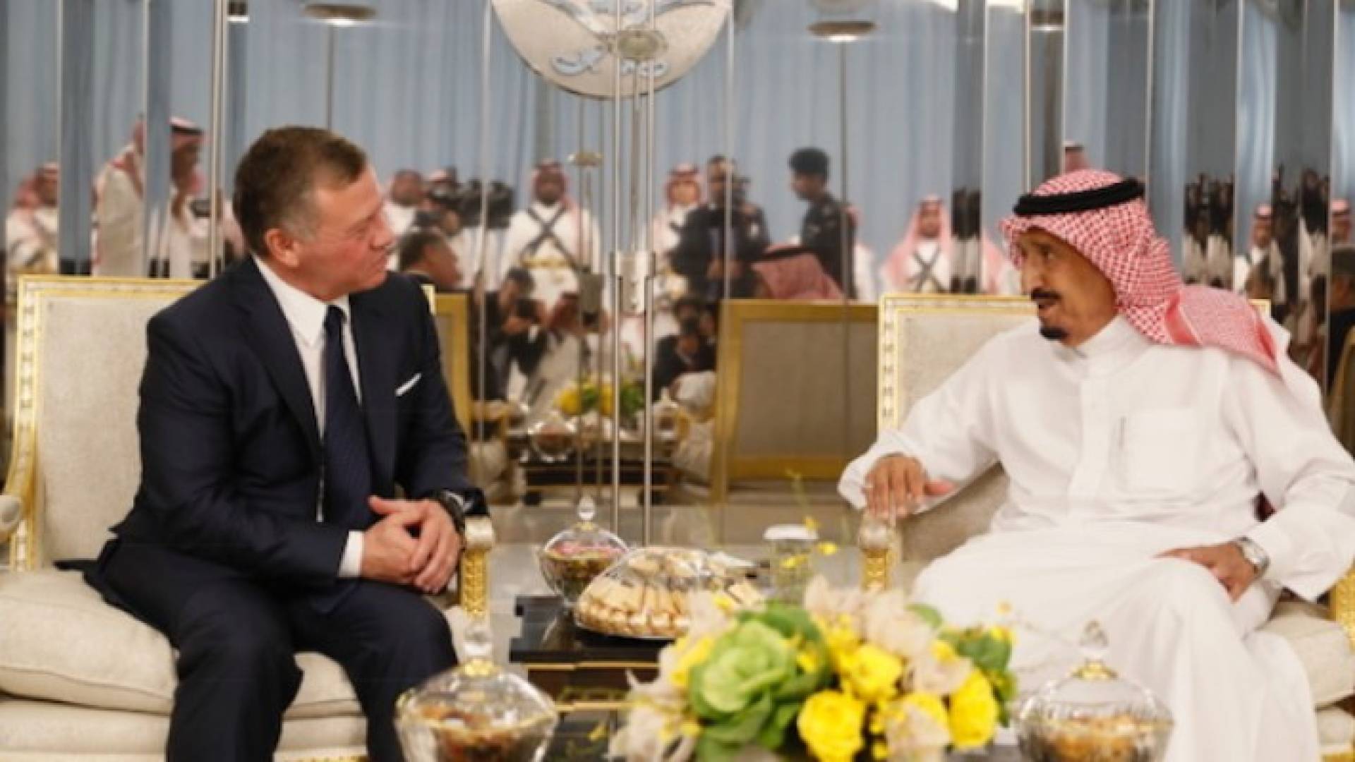 الملك يؤدي مناسك العمرة ويلتقي خادم الحرمين الشريفين