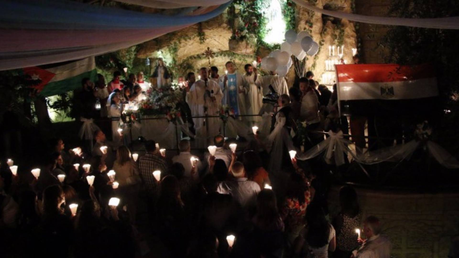 مسيحيو الاردن يضيئون الشموع من أجل ضحايا الارهاب