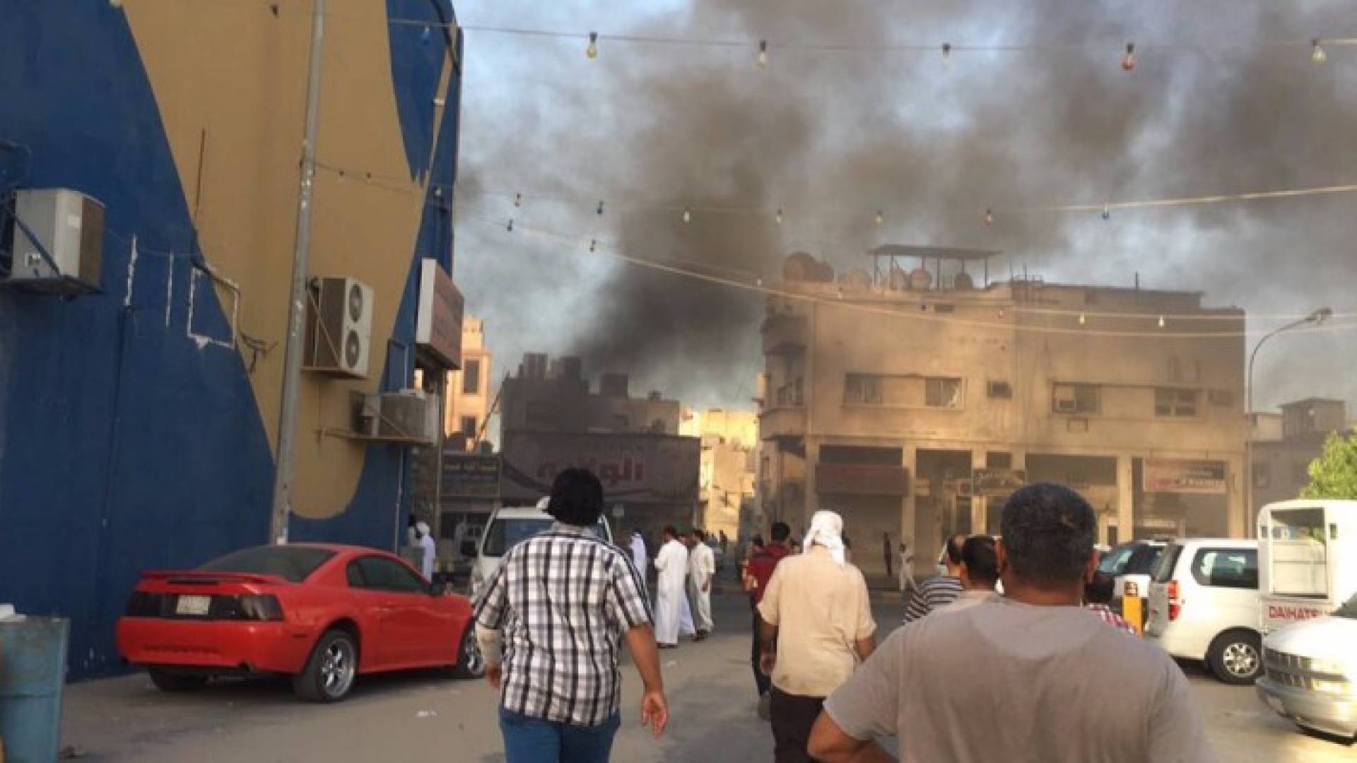 من منطقة وقوع الانفجار بمدينة القطيف 