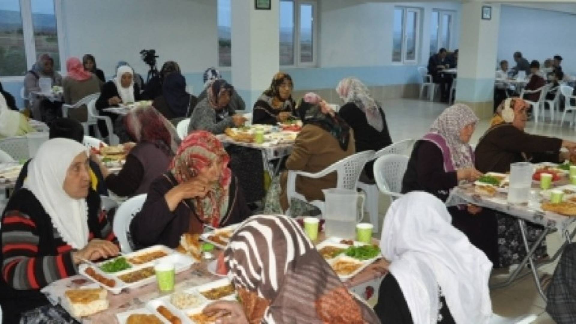 قرية تركية يلتقي سكانها على مائدة إفطار واحدة منذ سنوات