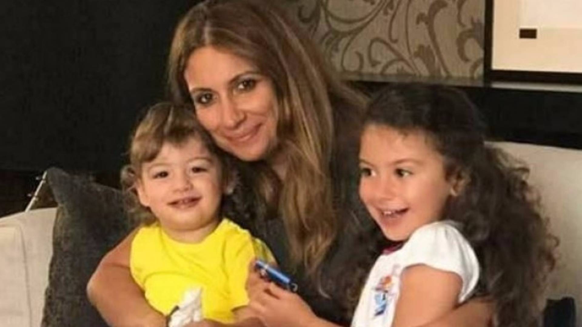 الصورة لفرح وأطفالها