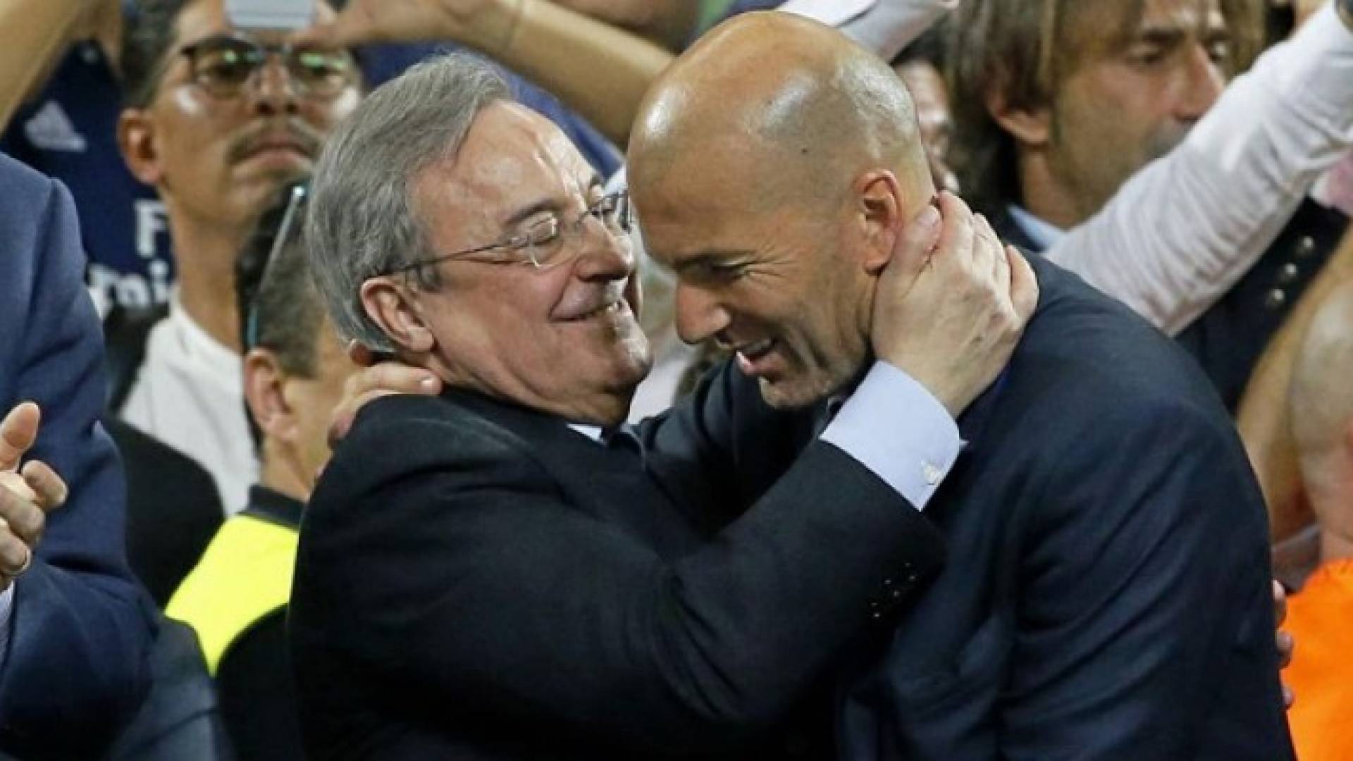 بيريز يكيل بالمديح على زيدان