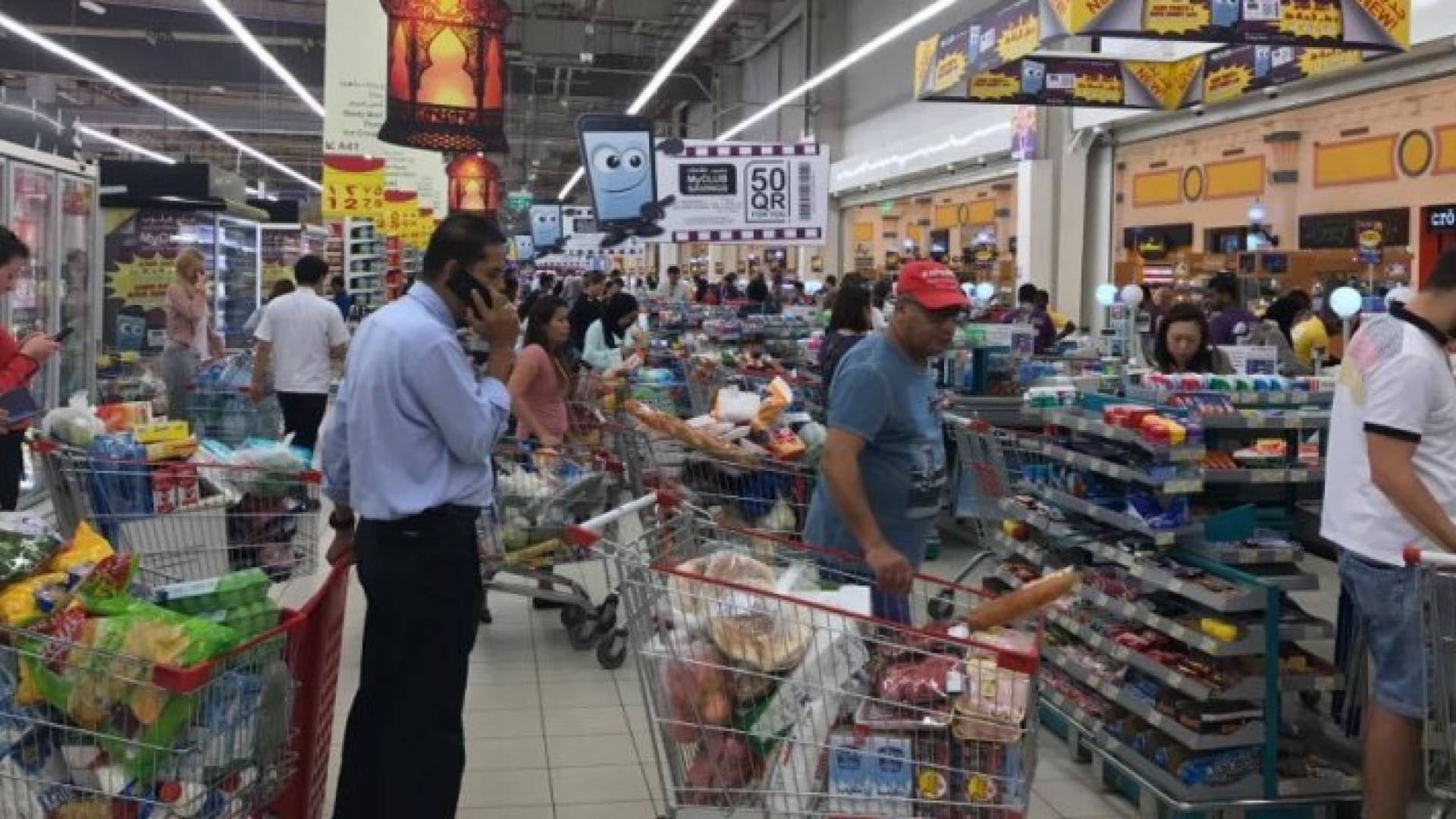 اقبال القطريون على المتاجر بعد إغلاق الحدود
