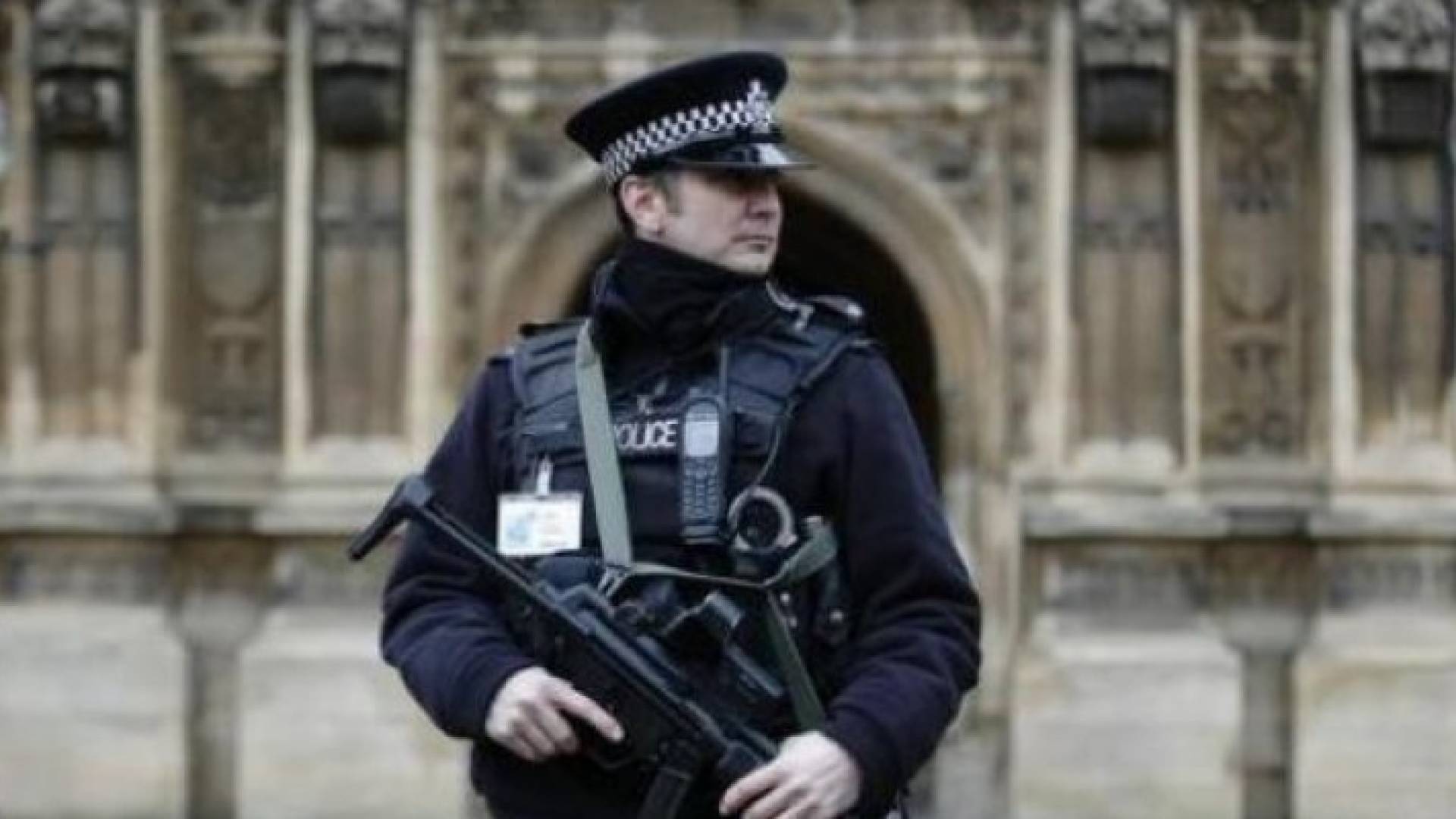 أحد أفراد الشرطة البريطانية 