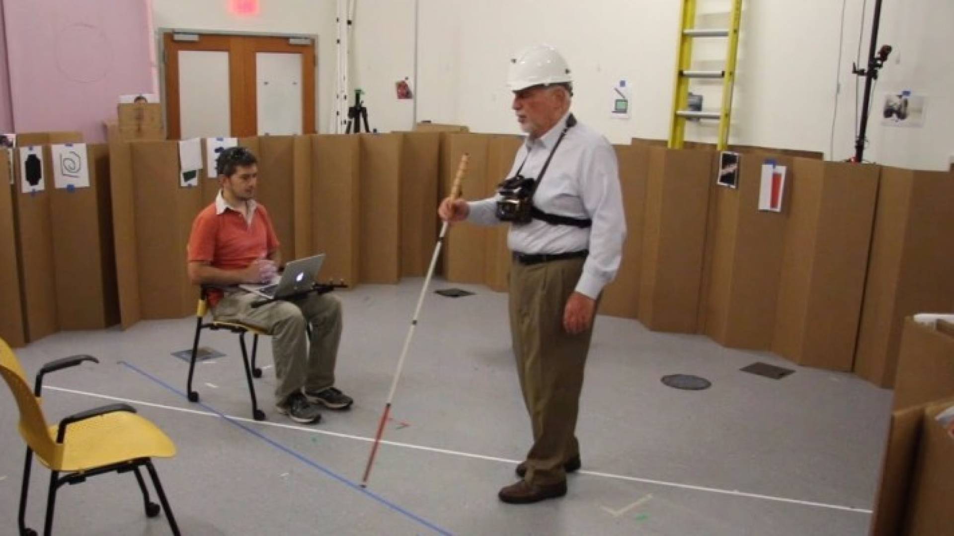 اختبار النموذج عبر شخص يرتدي النموذج ويحاول تحديد مكان الكرسي