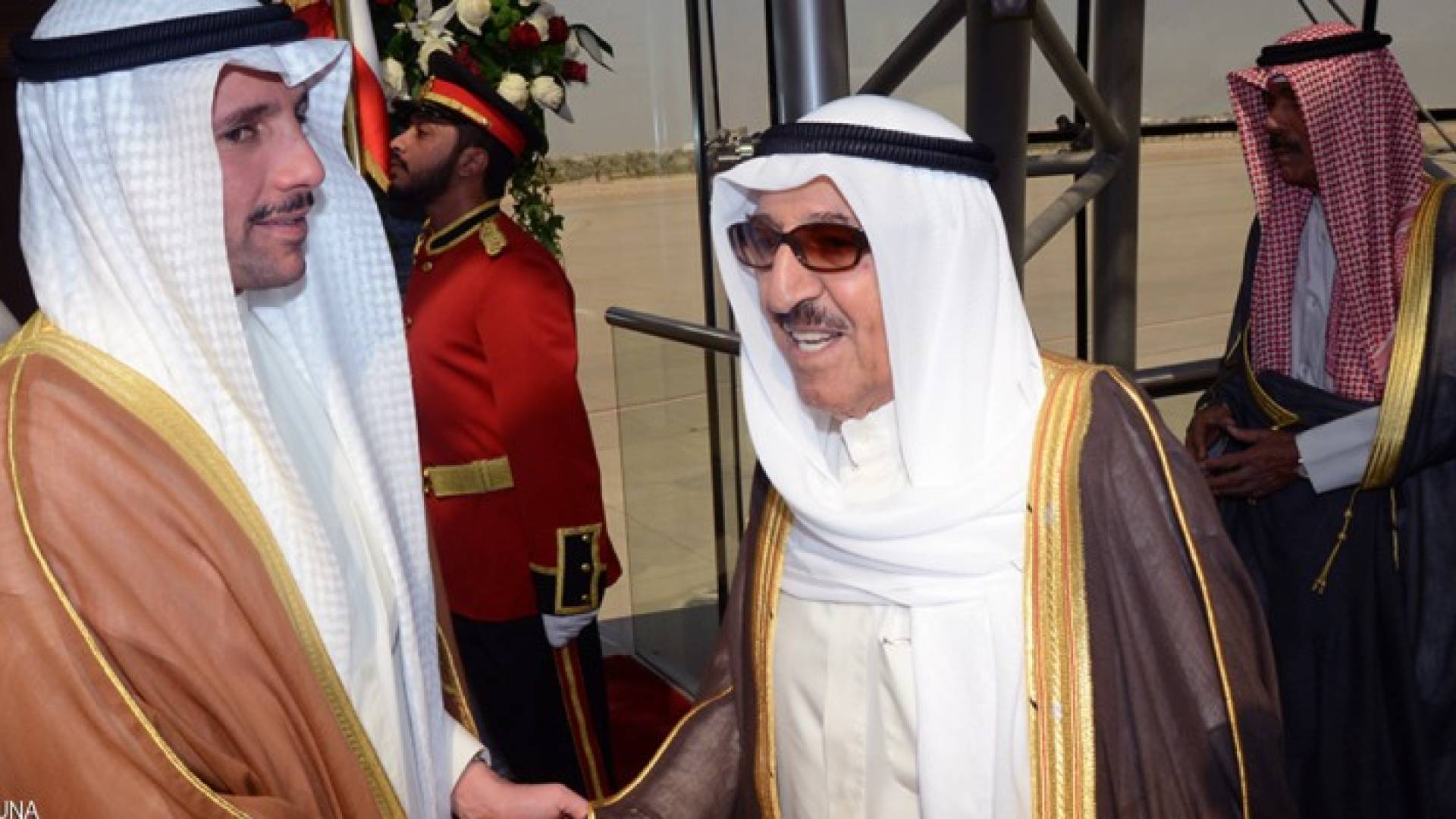 أمير الكويت قبيل توجهه إلى دبي