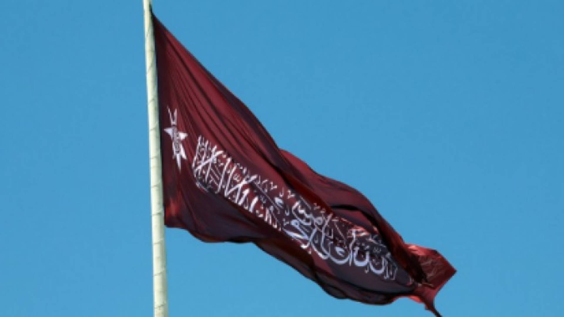 رفع الراية الهاشمية على سارية العلم على مدخل الديوان الملكي