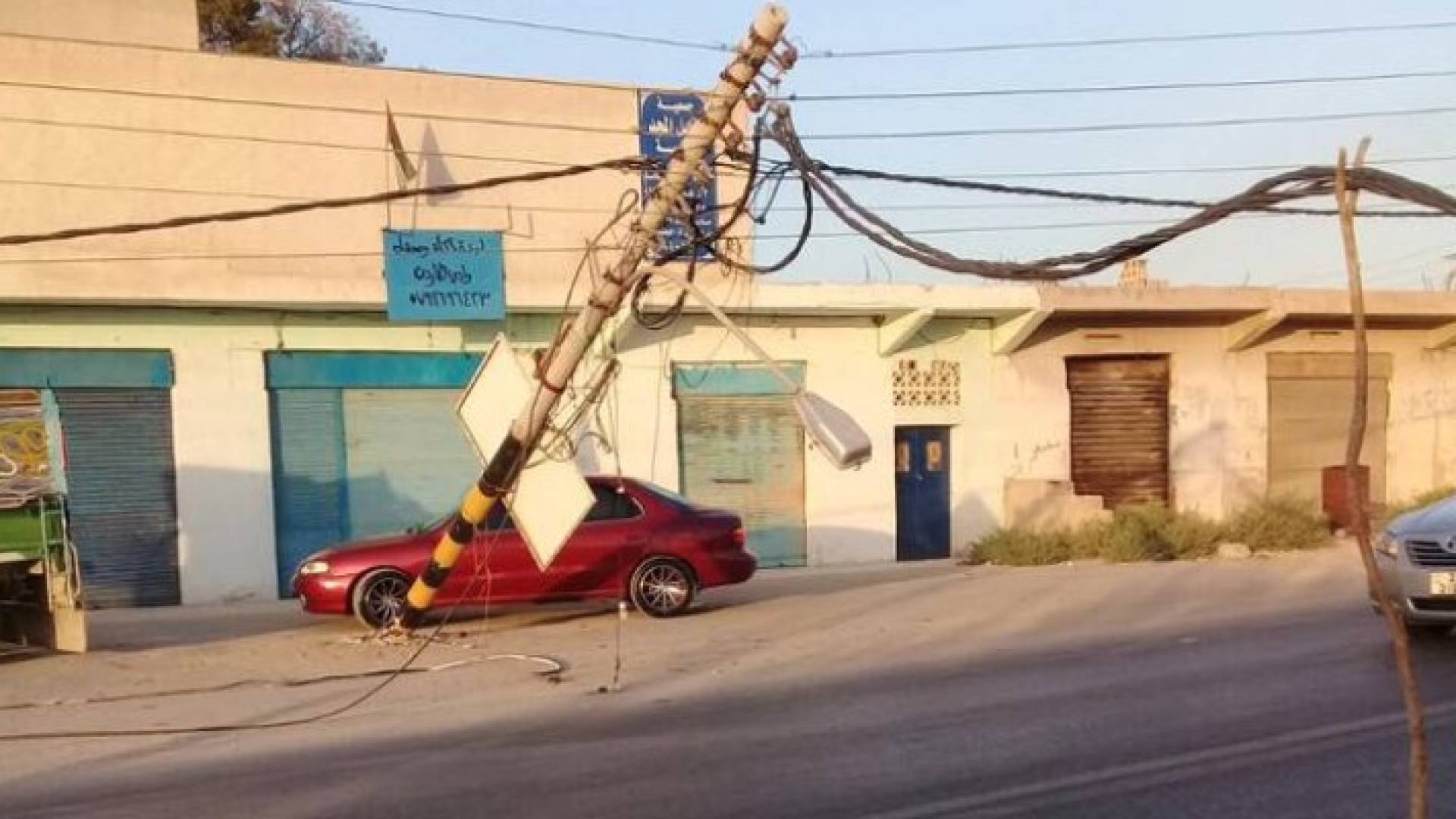 "توزيع الكهرباء" تصلح عطل "الكفرين" بعد اطاحة شاحنة بأعمدة 