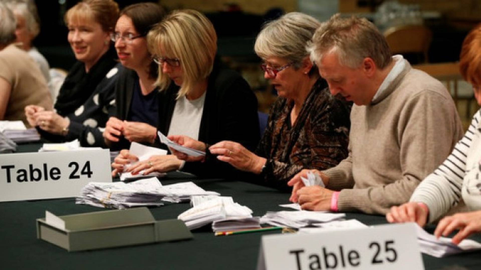 جانب من عمليات فرز الأصوات