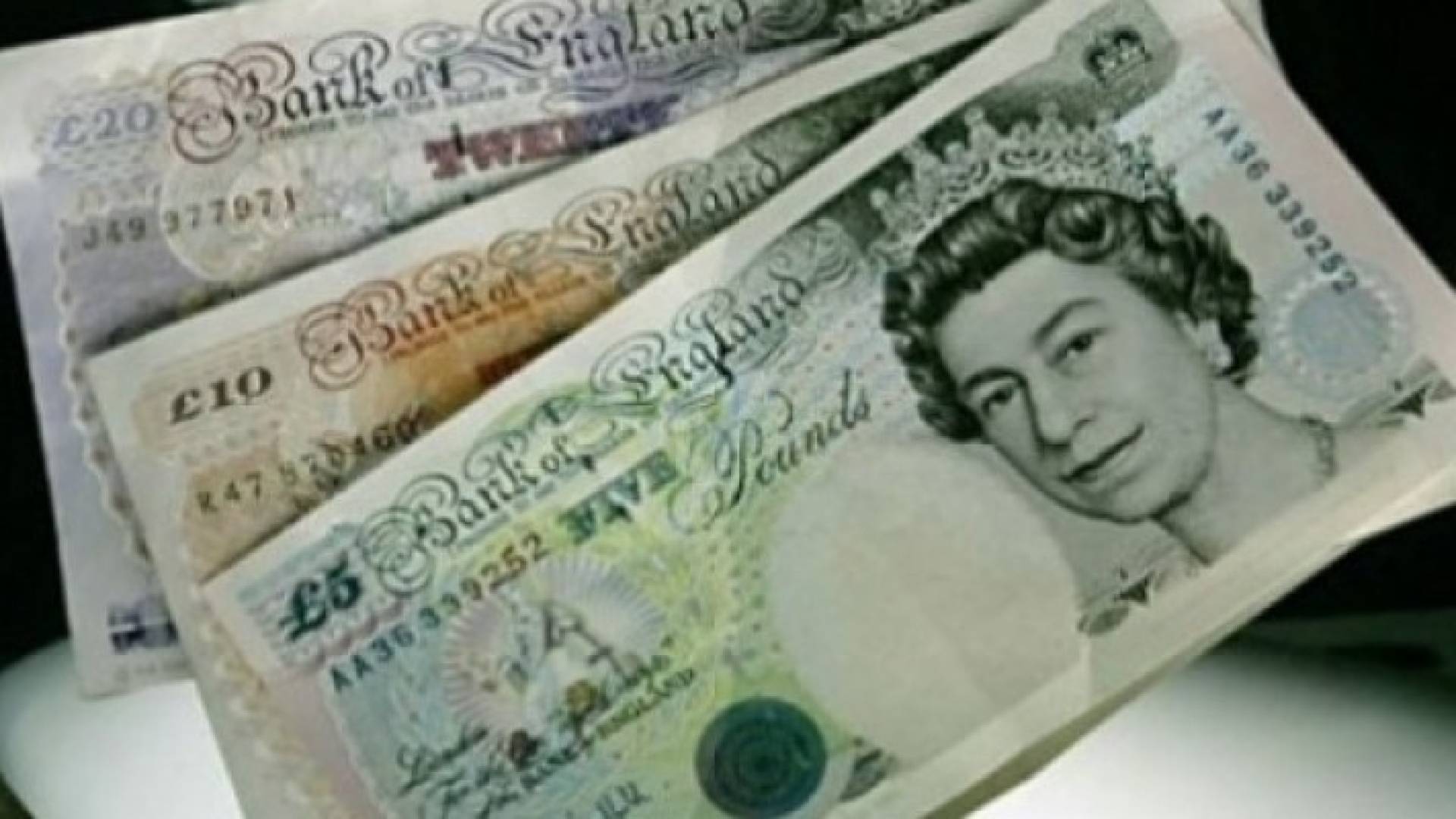 فئات مختلفة من الجنيه الإسترليني