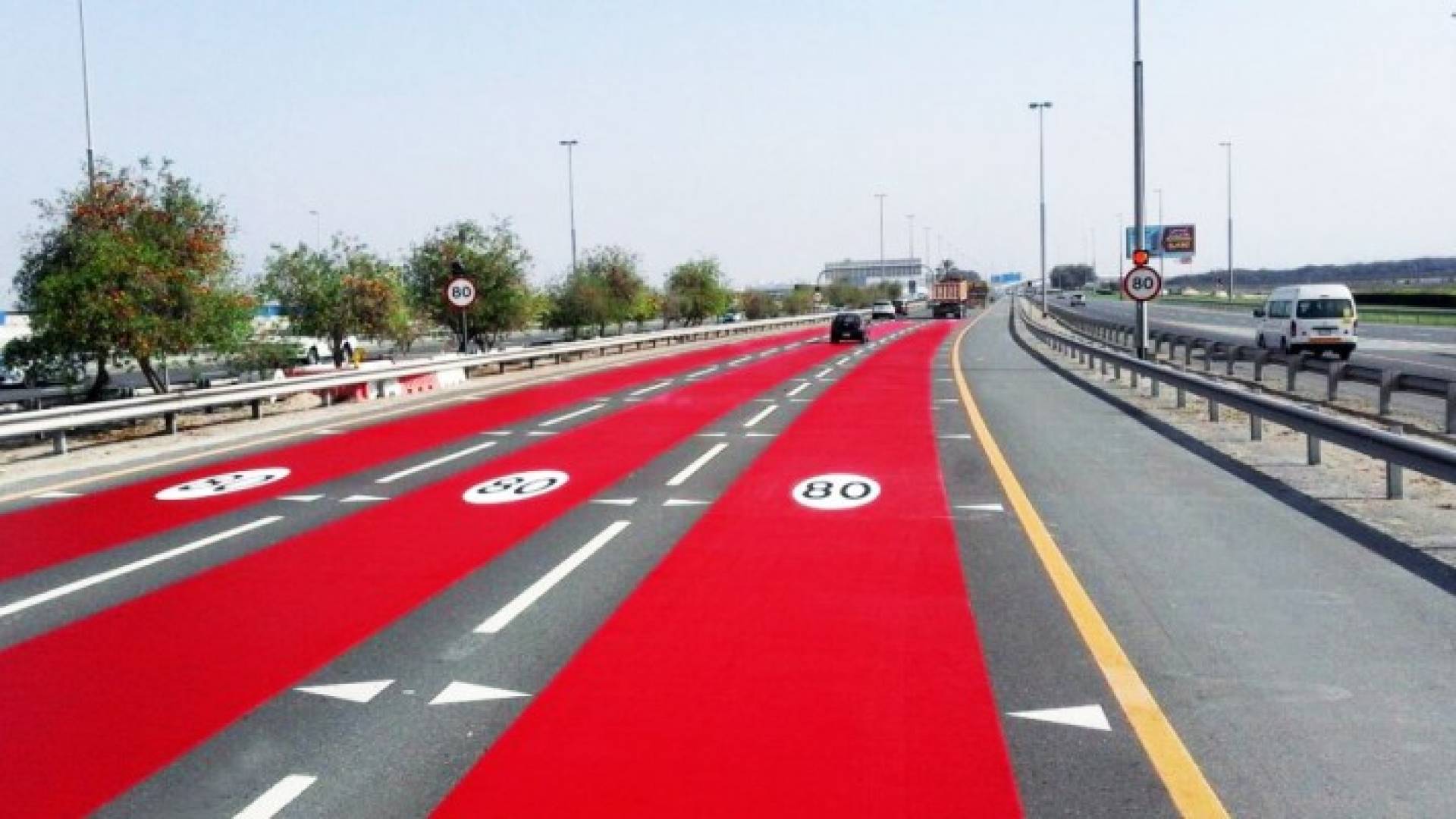 "طرق دبي" تبدأ تجربة صبغ شوارع تخفيض السرعة باللون الأحمر