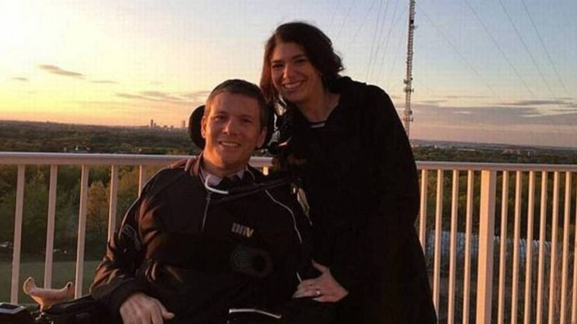 بوب بارلو وزوجته بعدما أصيب بالشلل