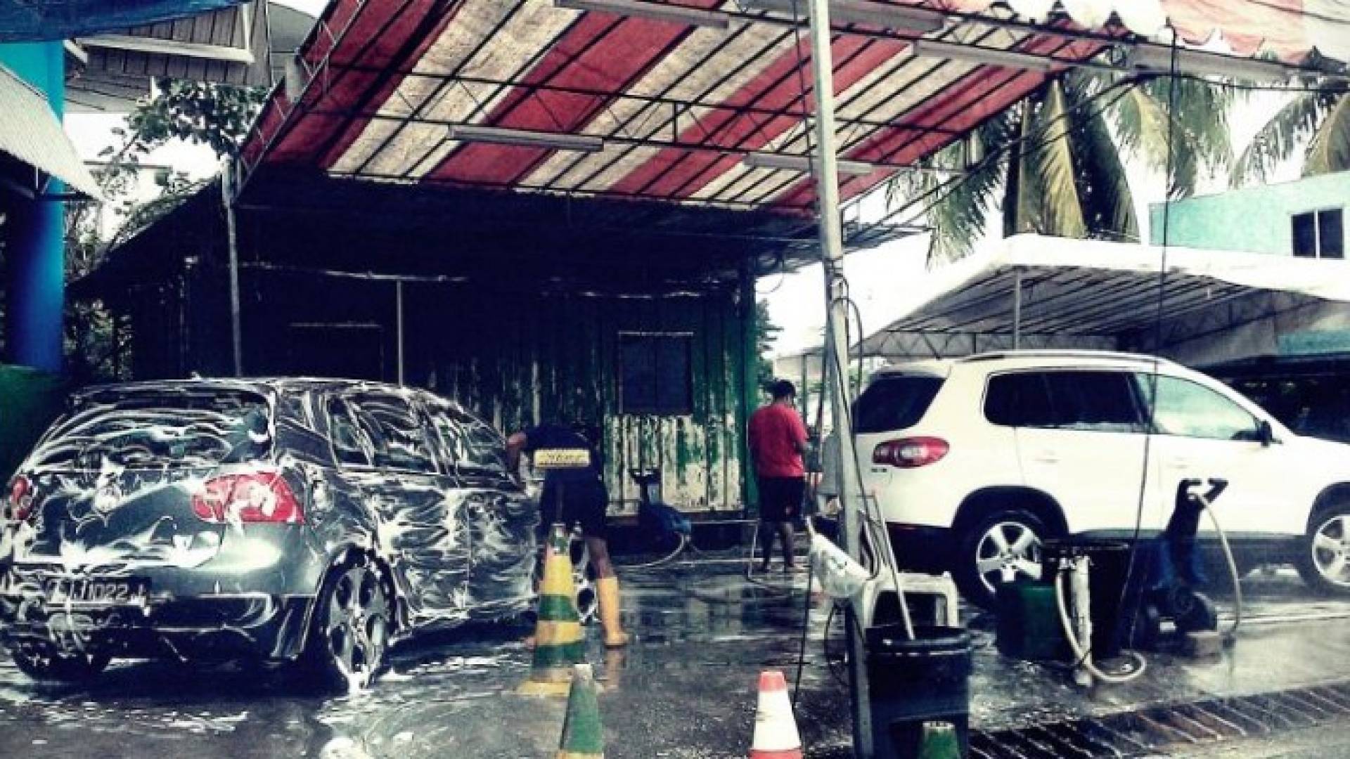 صاحب محطة غسيل سيارات في السلط يسرق مياه خط رئيسي