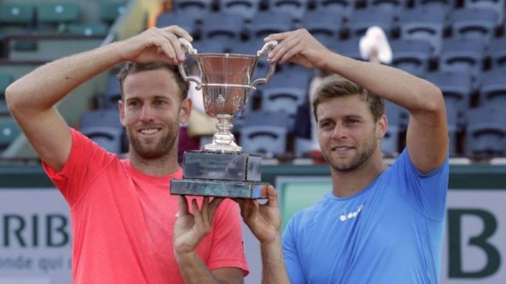 زوجي رولان غاروس للرجال في قبضتي هاريسون وفينوس