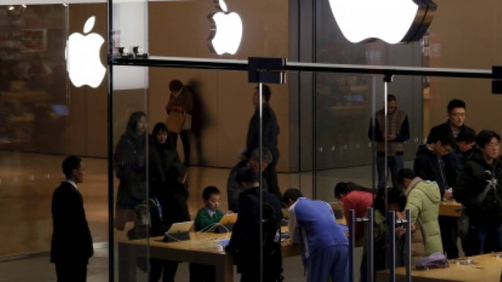 موظفون في "آبل" يسرقون بيانات سرية للمستخدمين ويبيعونها بملايين الدولارات