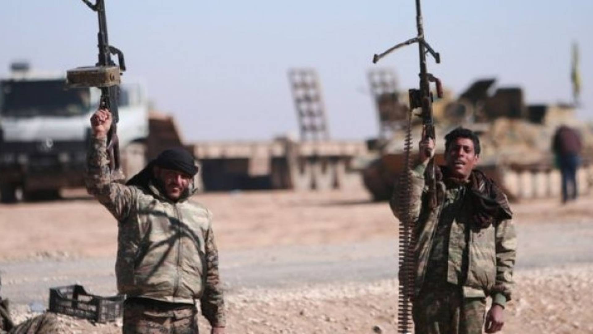 مقاتلان من قوات سوريا الديمقراطية في شمال الرقة