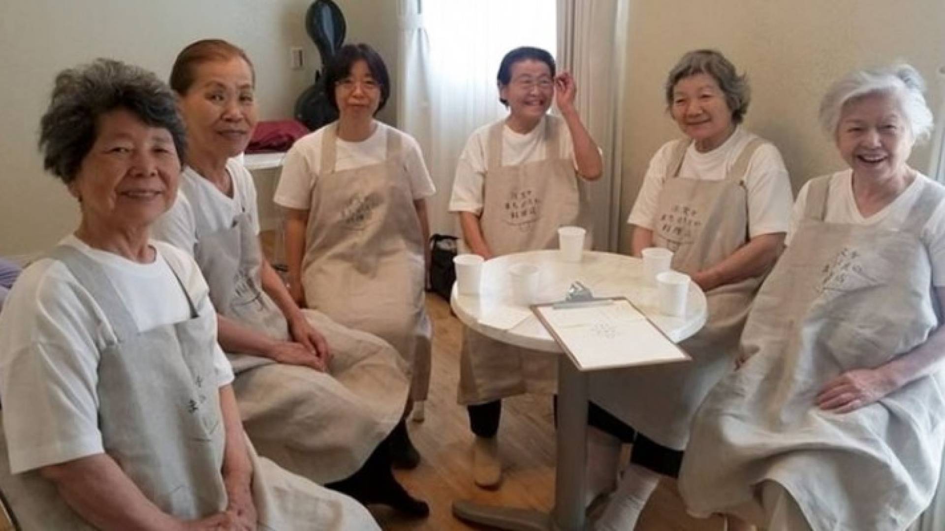 مجموعة من العاملات في المطعم