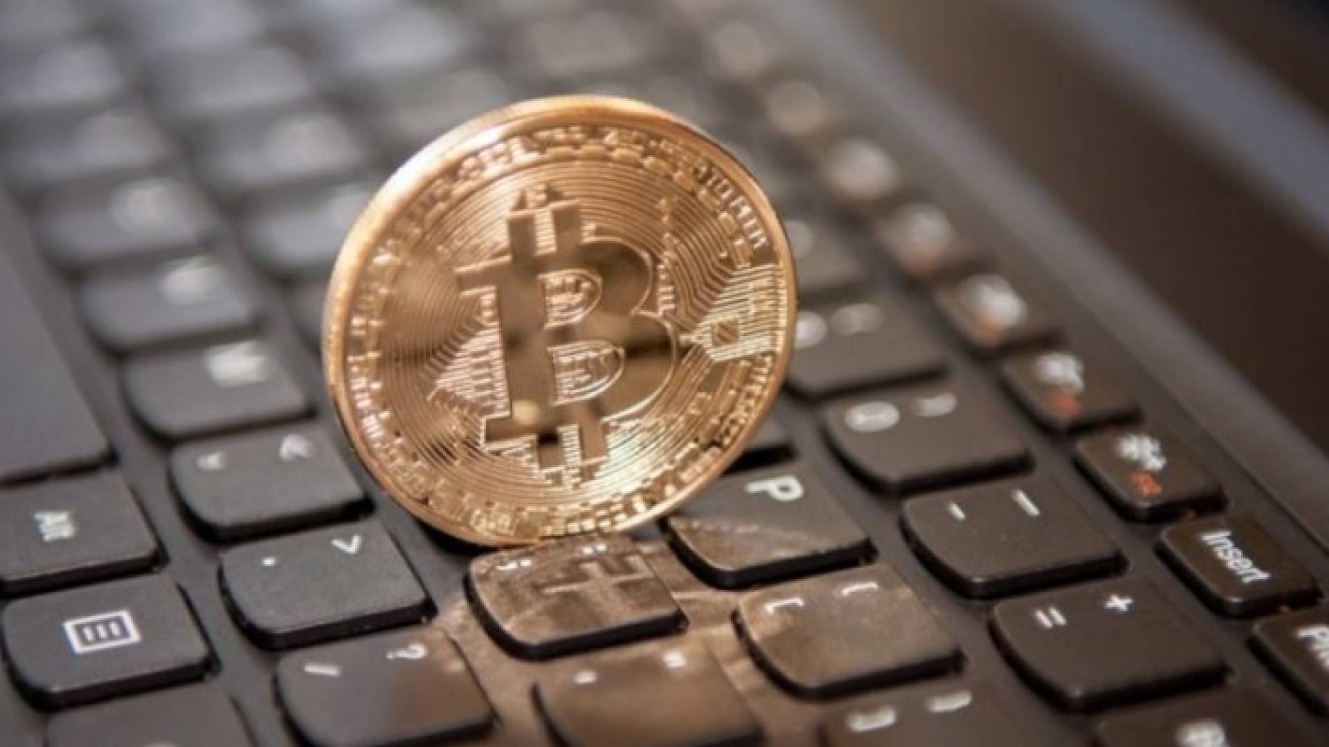 لصوص يستعملون فيس بوك لسرقة الأموال وتحويلها إلى بيتكوين