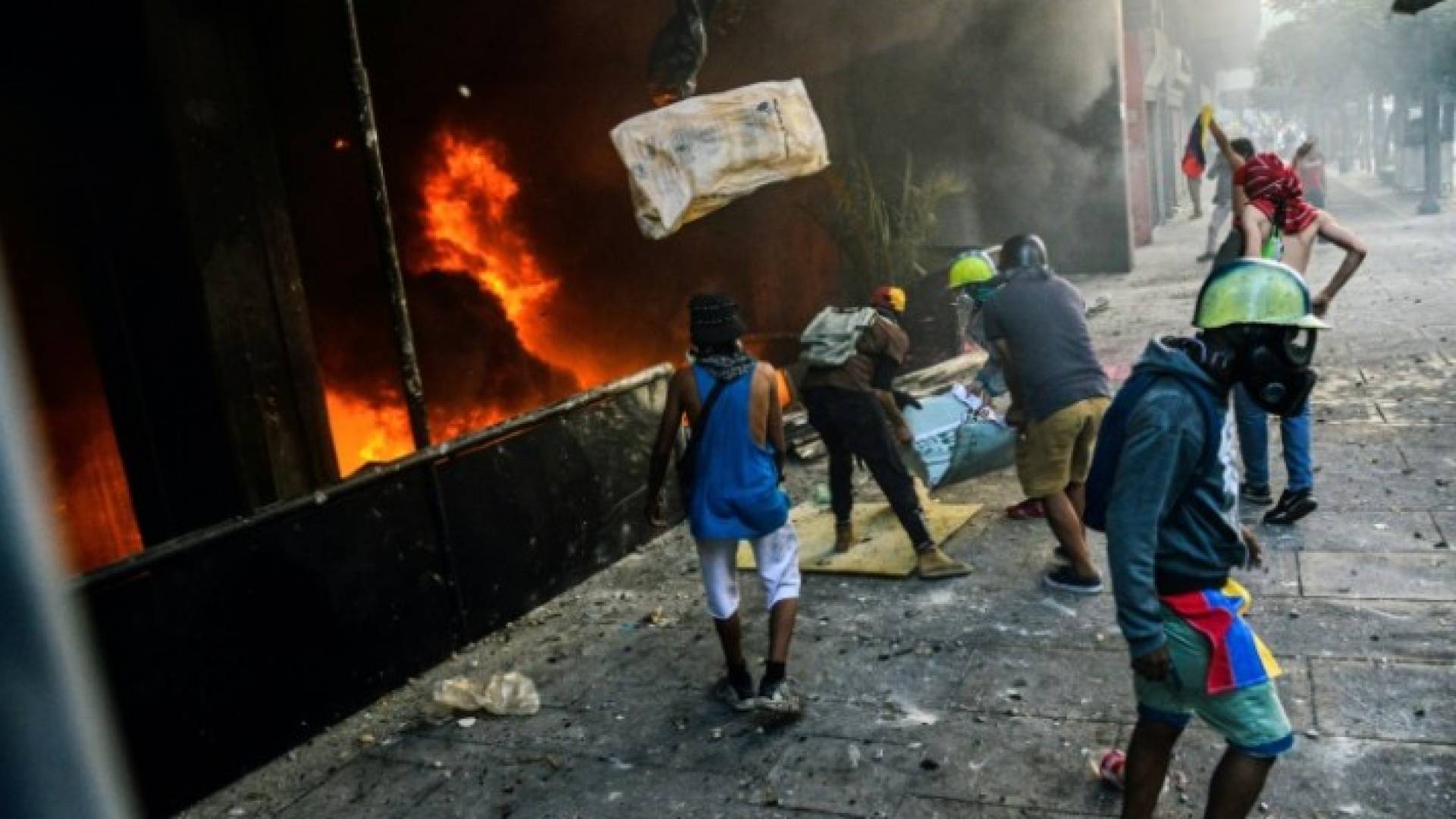 متظاهرون يحرقون مبنى تابعا للمحكمة العليا في فنزويلا