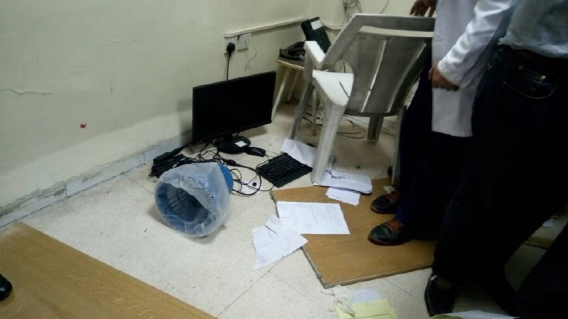 ⁠⁠⁠مرافقا مريضة يعتديان على طبيبين في مستشفى البشير