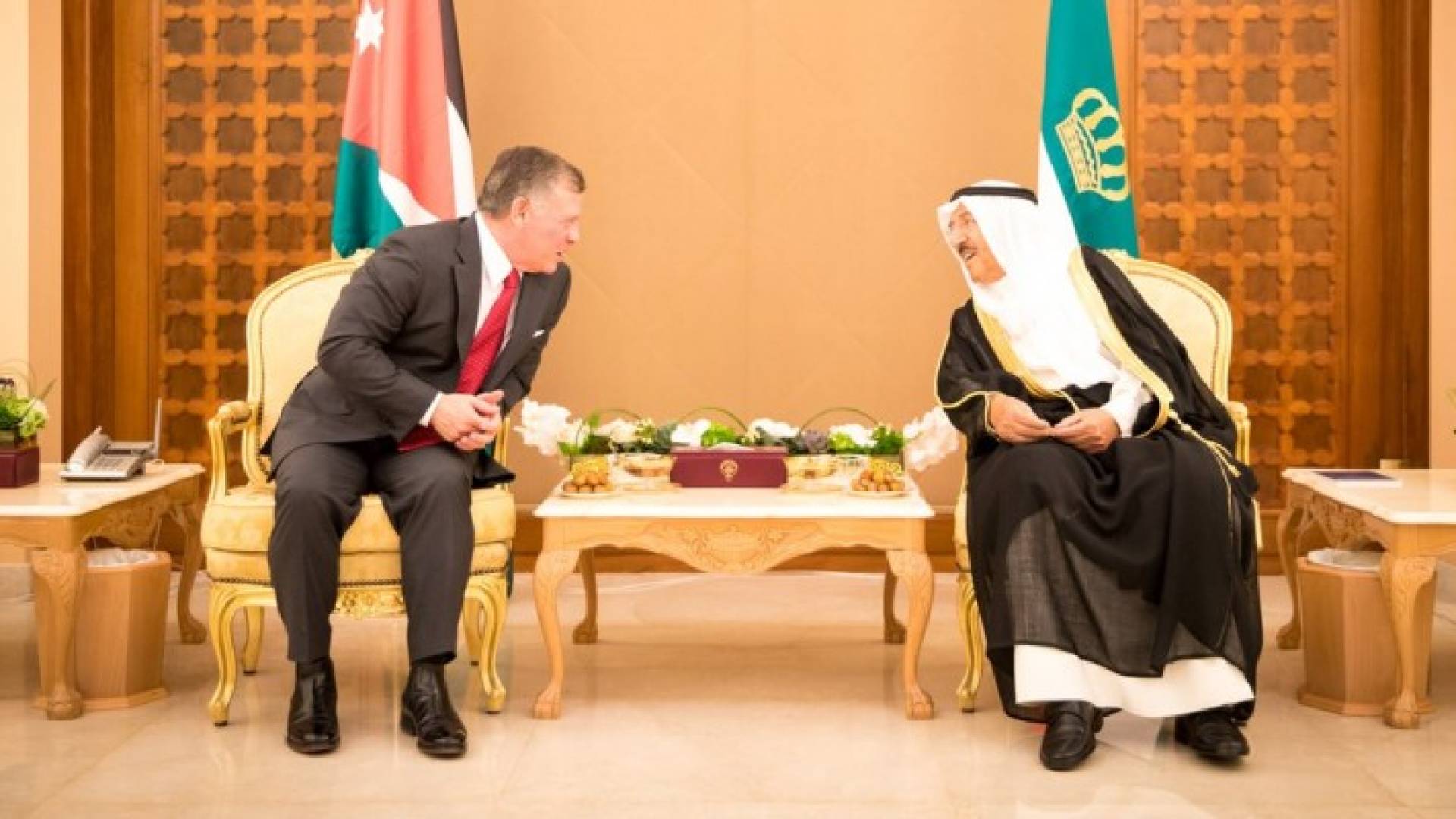 الملك يجري مباحثات مع أمير الكويت 