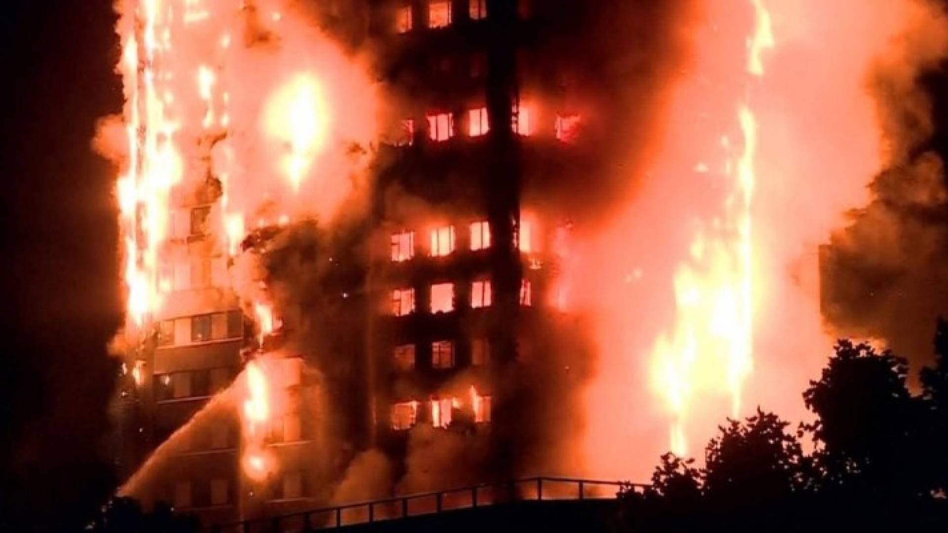 حريق ضخم يلتهم برجا سكنيا في غرب لندن 