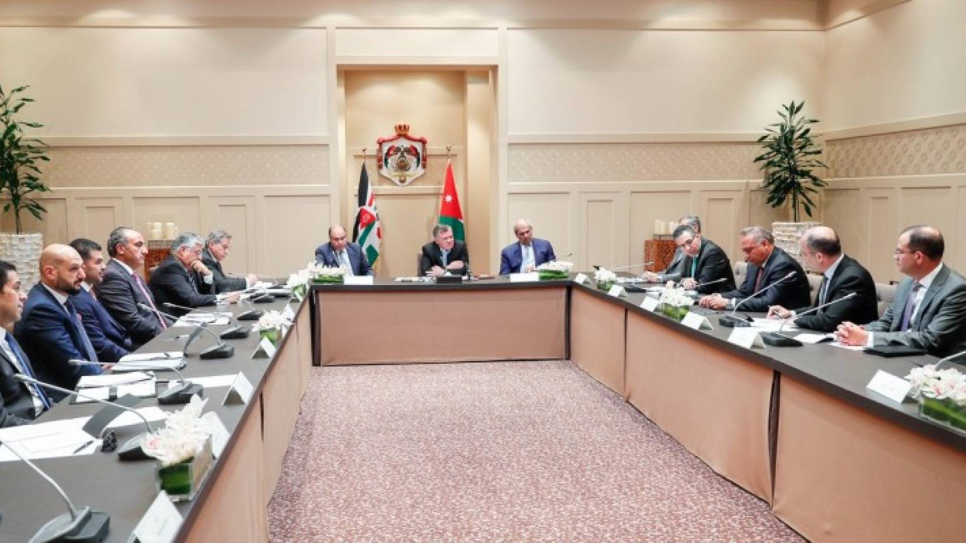 الملك يترأس اجتماعا لمناقشة خطط الحكومة والاستثمار