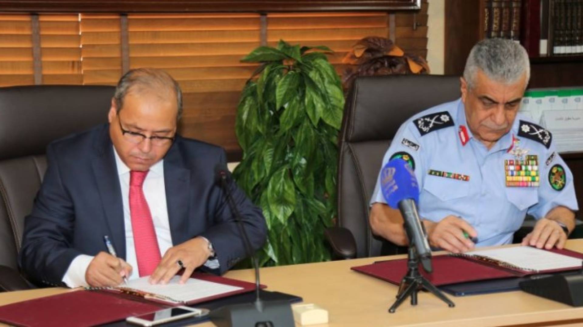 جانب من توقيع الاتفاقية 