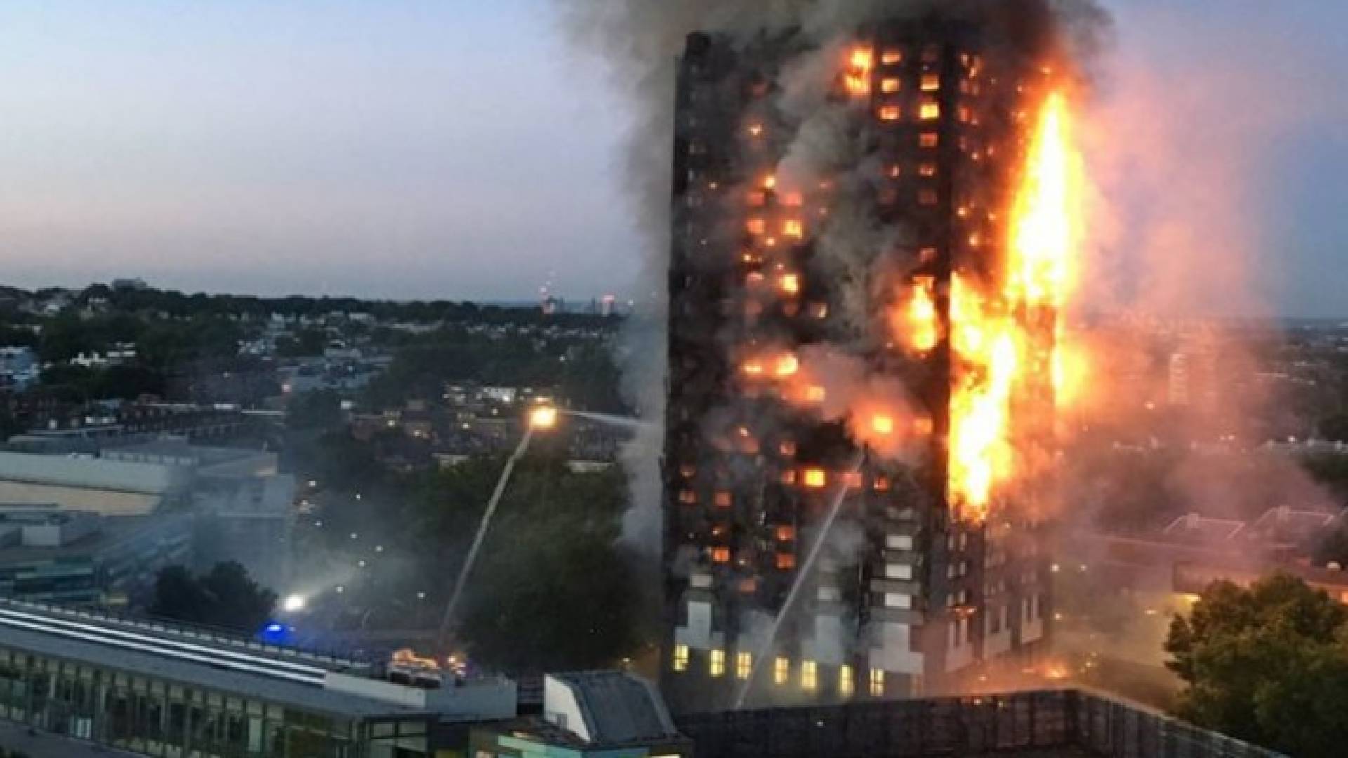 حريق ضخم يلتهم برجا سكنيا في غرب لندن